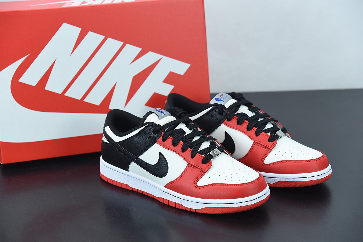 NBA x Nike Dunk Low EMB 75th Anniversary - Imagen 1