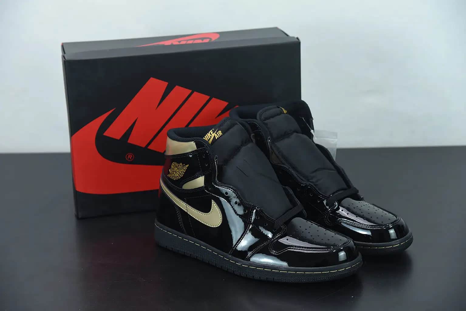 Nike Air Jordan 1 High “Black Metallic Gold“