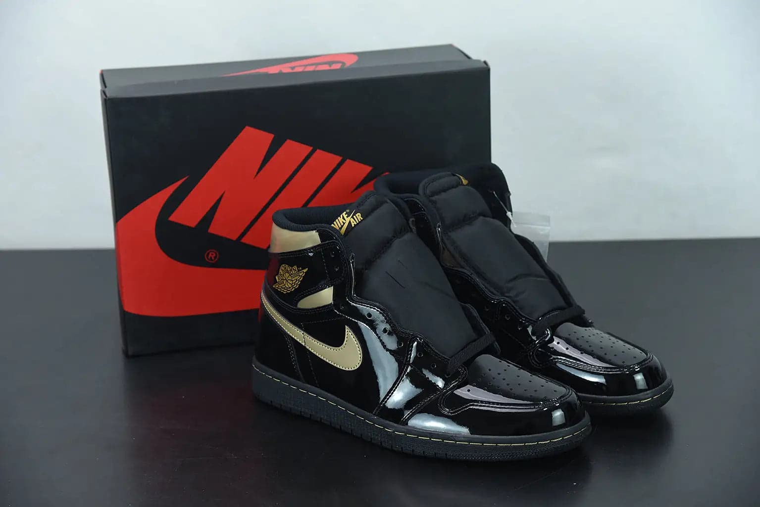 Nike Air Jordan 1 High “Black Metallic Gold“