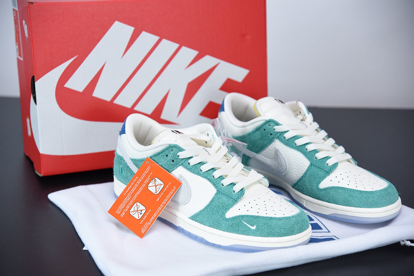 Nike Dunk Low x Kasina 'Road Sign' - Imagen 1