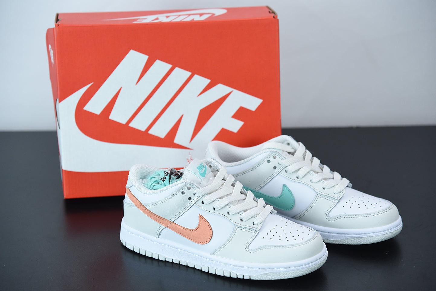 Nike SB Dunk Low GS White Crimson Bliss - Imagen 1